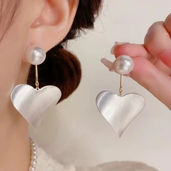 European American Style High Quality Gold-Plated Heart-Shaped Pearl Hanging Earrings Unique Design Fashion Studs for Gifts