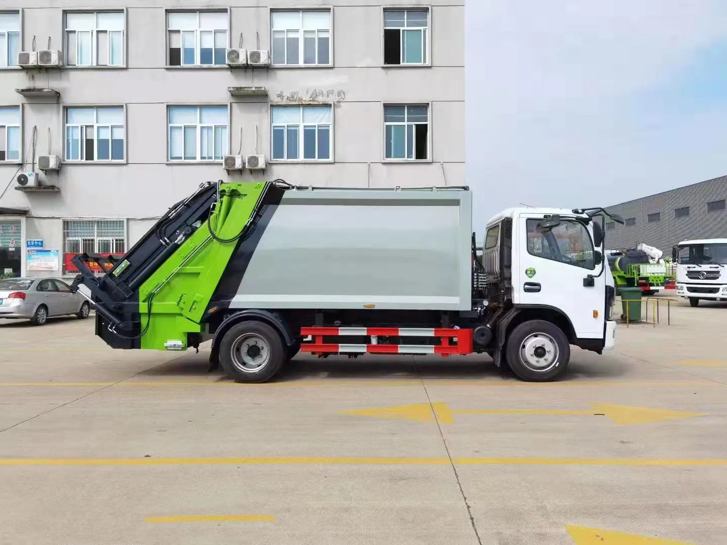 Dongfeng 4*2 8 кубических метров уплотнительный мусоровоз для
