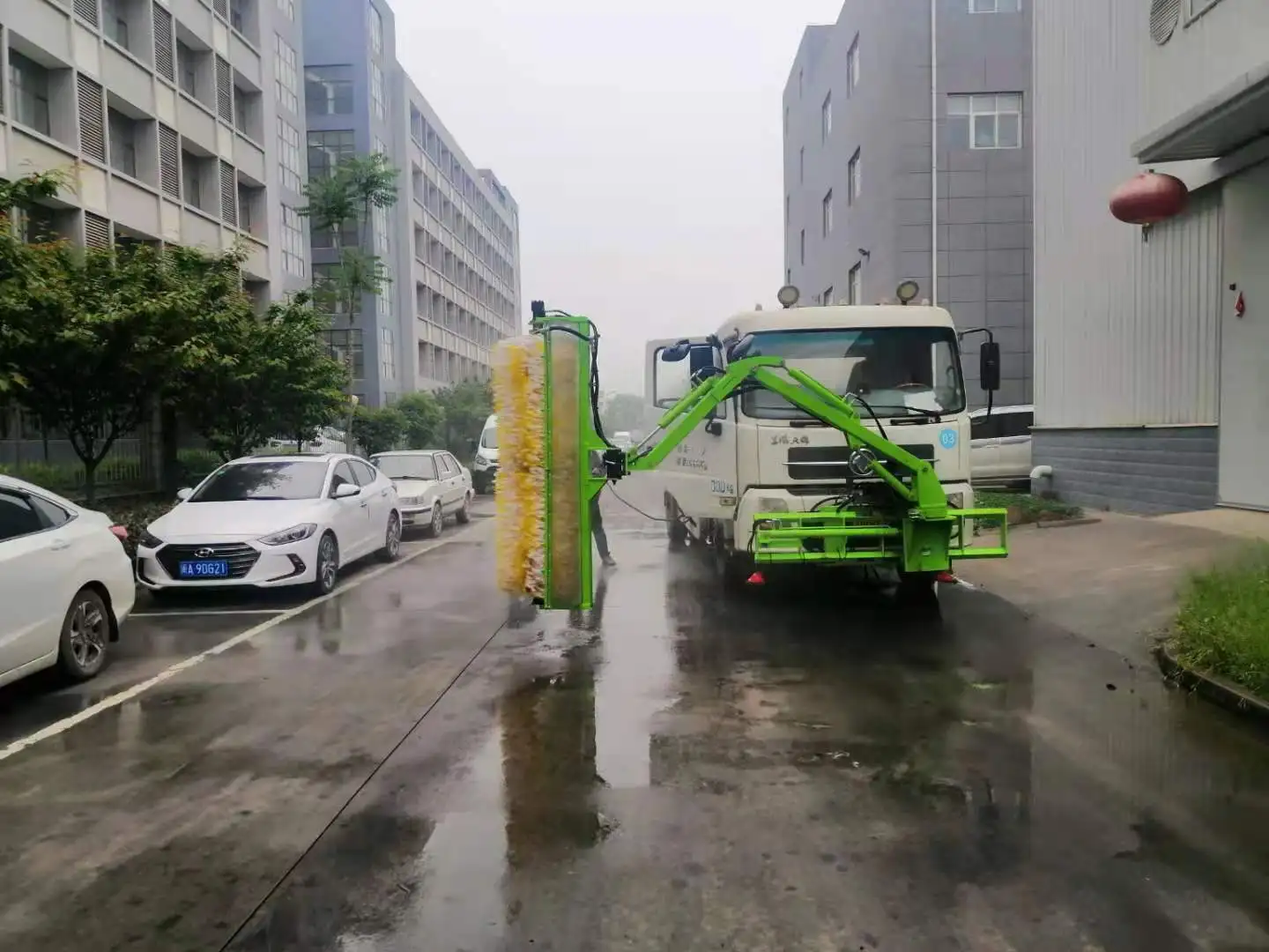 Tunnel Cleaner Vehicle Wash Tunnel Wall Solar Panel Remote Control Guardrail Cleaning Truck