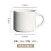 Tazas apiladas en blanco mate