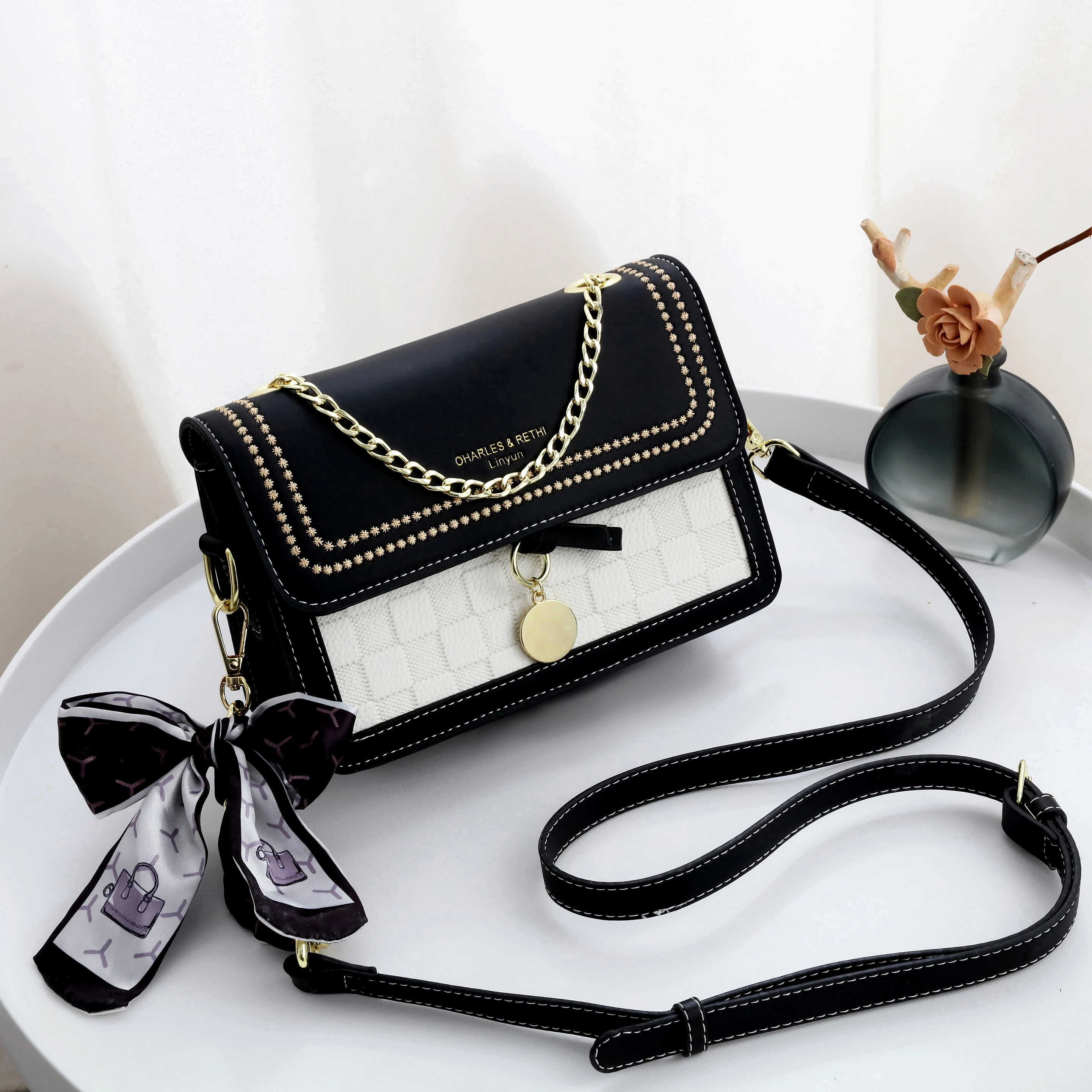 2025 New Design Color Contrasting Flip Cover Vitality Youth High Quality Western Style Fashion Trend Crossbody Small Square Bag