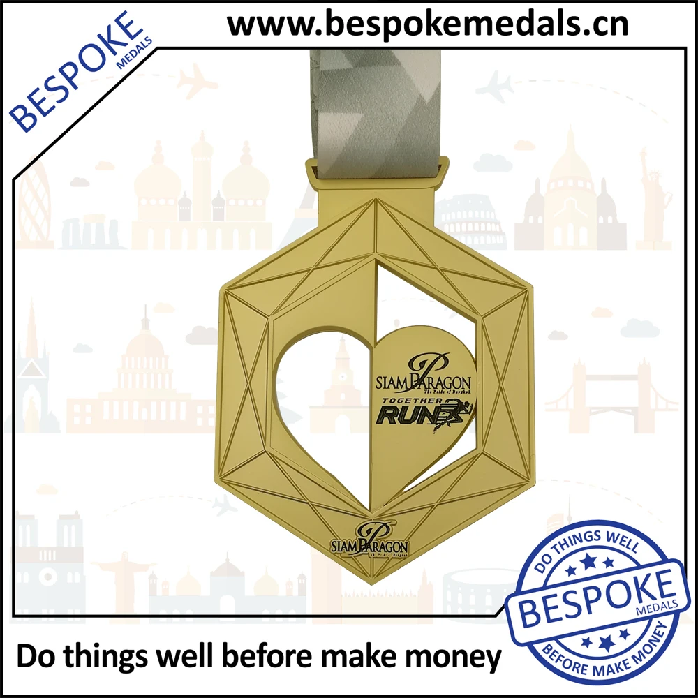 Медаль с отверстиями в форме половины сердца