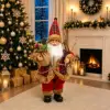 Papá Noel sosteniendo ramas de árboles