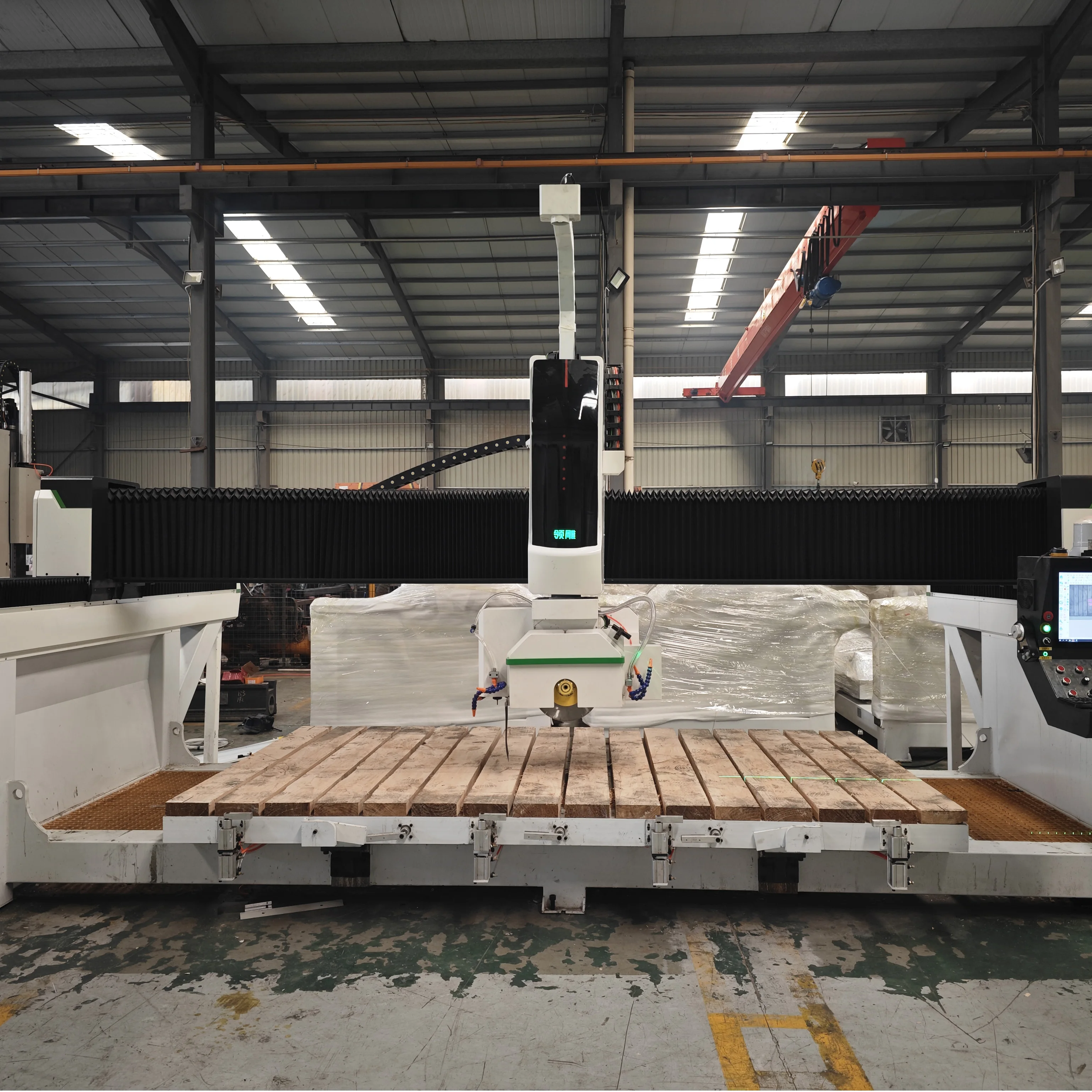 5-осевой станок для резки каменных мостов с ЧПУ LD-Tech может разрезать Горизонтально вертикально скошенный в любом направлении мраморный гранитный сердечник двигателя