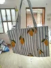 Bolsos con Diseños Personalizados y Colores Similares