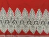 Base rouge avec broderie blanche