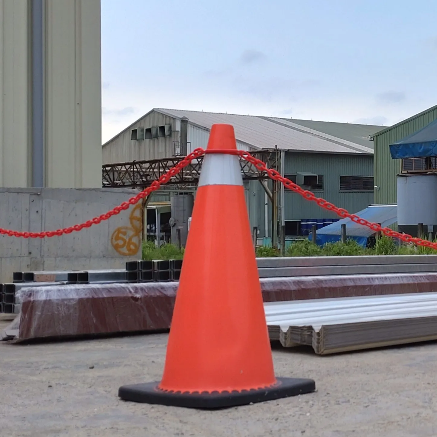 Link Barriers Crowd Control Safety Chain for Road Safety Barrier on Reel Colored Plastic 25M Traffic Roadway Safety 8mm Standard