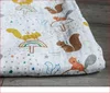Blanco con estampado multicolor de ardilla y arcoíris