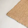 Beige natural con reflejos de fibra suave color marfil.