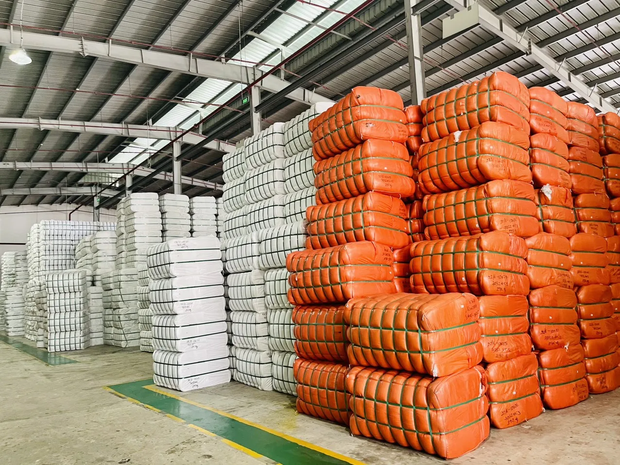 High Quality Recycled Polyester Staple Fiber 7D64mm HCS 15D64mm HCS Abrasion-Resistant Heat-Resistant Hollow Conjugated Fiber