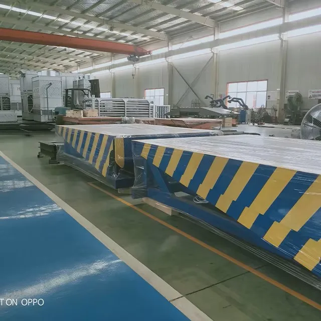 Hydraulic dock leveler boarding bridge for logistics in slaughterhouses and industrial buildings