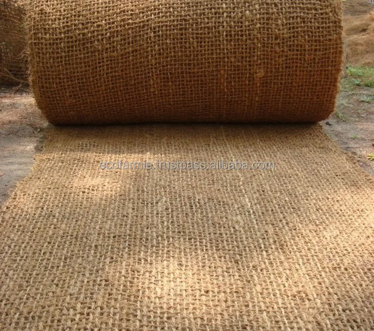 кокосовые рулоны. циновки из рисовой соломы. кокосовый мат для пруда. склад для сена. фибра в рулонах.