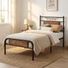 Letto singolo in metallo nero con venature del legno semplici