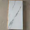 Tonos de gris claro y blanco
