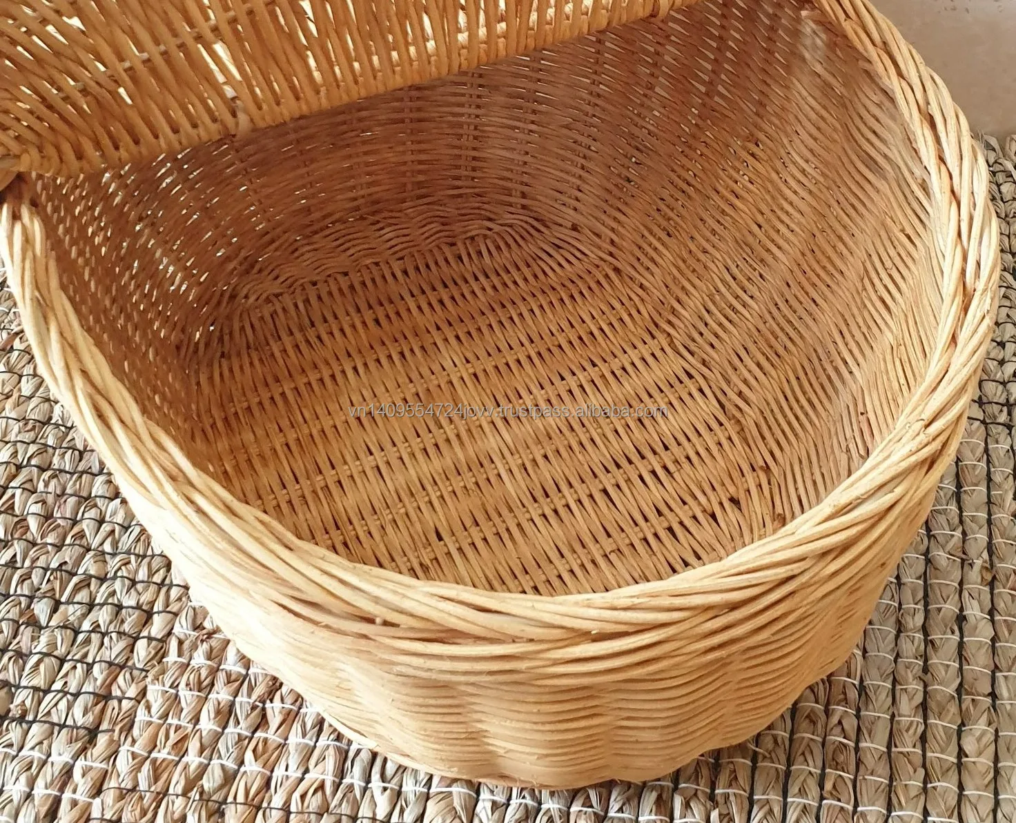 Natural Ecofriendly Rattan Serving Basket With Lid / Rattan Picnic