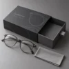 Carbón cálido y plata suave con finos dibujos de contorno de gafas.