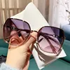 Montura oro rosa, lentes gris-rosa.