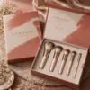 coral polvoriento y crema