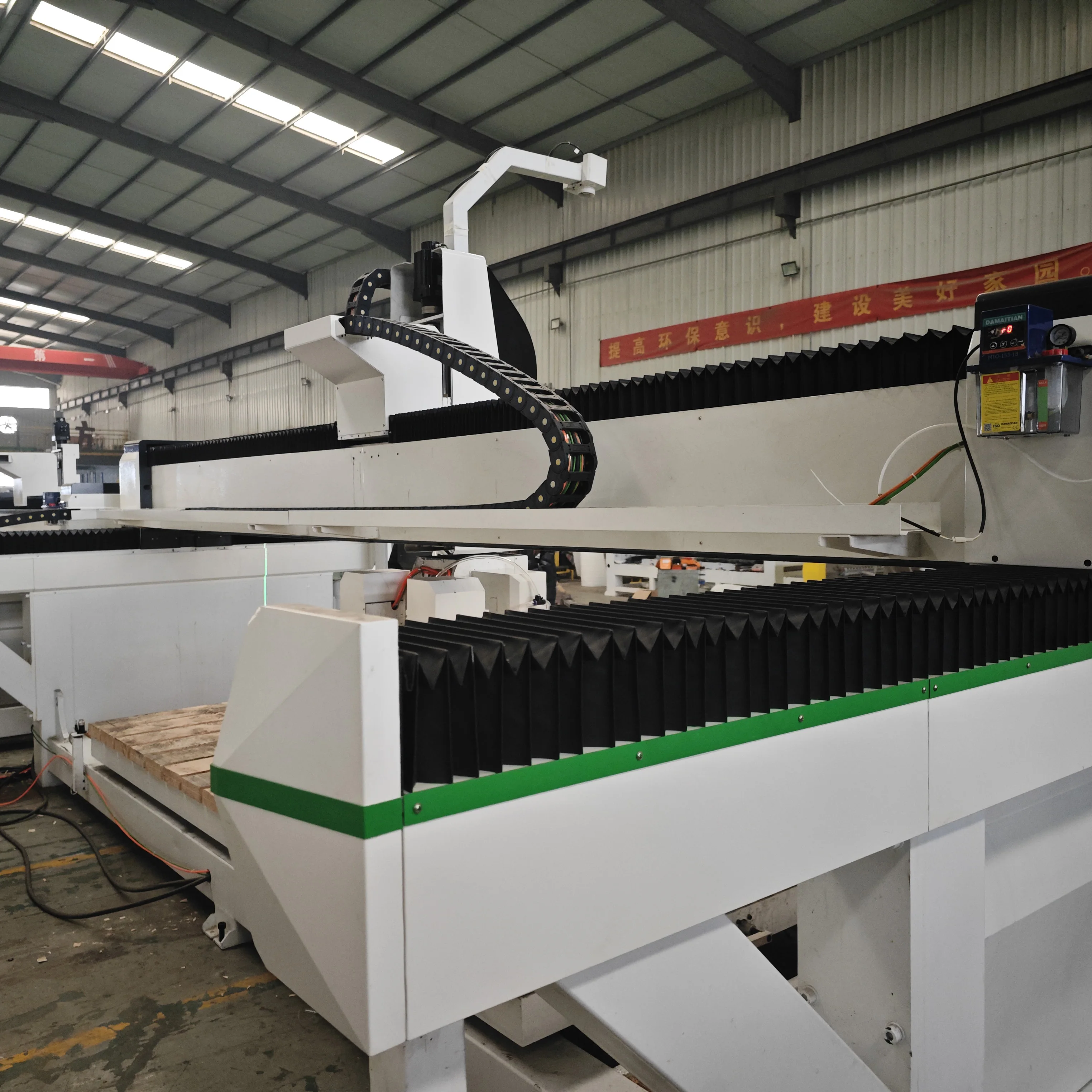 5-осевой станок для резки каменных мостов с ЧПУ LD-Tech может разрезать Горизонтально вертикально скошенный в любом направлении мраморный гранитный сердечник двигателя