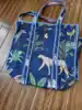 Bolsos con Diseños Personalizados y Colores Similares