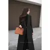 Gris oscuro