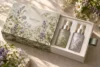 salvia suave, blanco perla y lila apagado