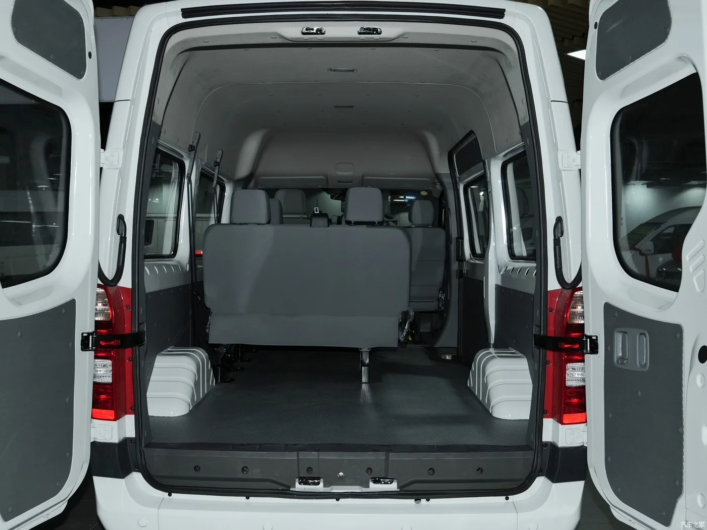 2024 Foton Toano Diesel Minibus  2.0T 5/6/7/9 /14/16/17/18 Seats in Stock Low Price Coach Bus Toyota Mini Bus