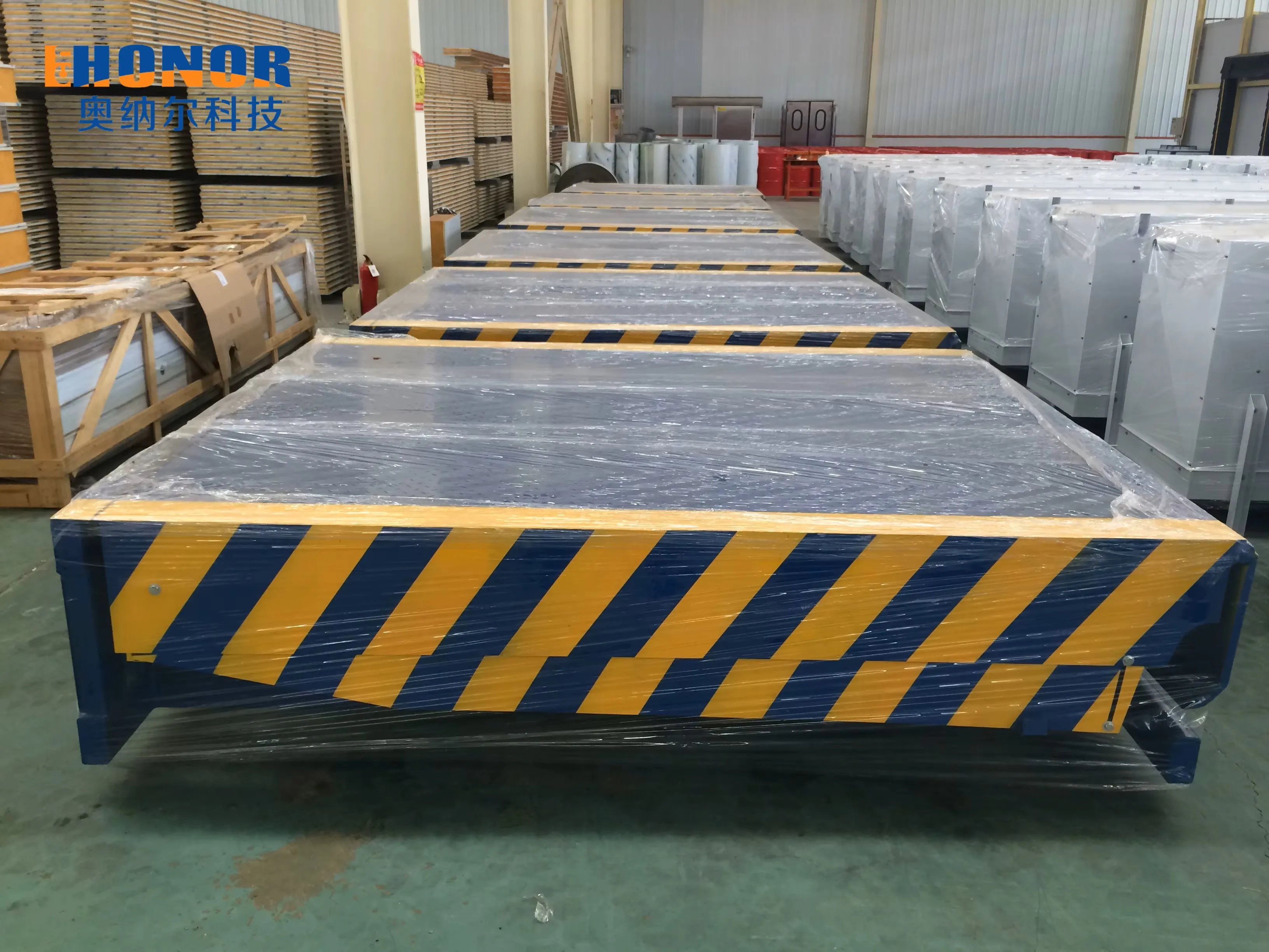 Hydraulic dock leveler boarding bridge for logistics in slaughterhouses and industrial buildings