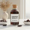 Liquide visqueux brun foncé à brun noirâtre