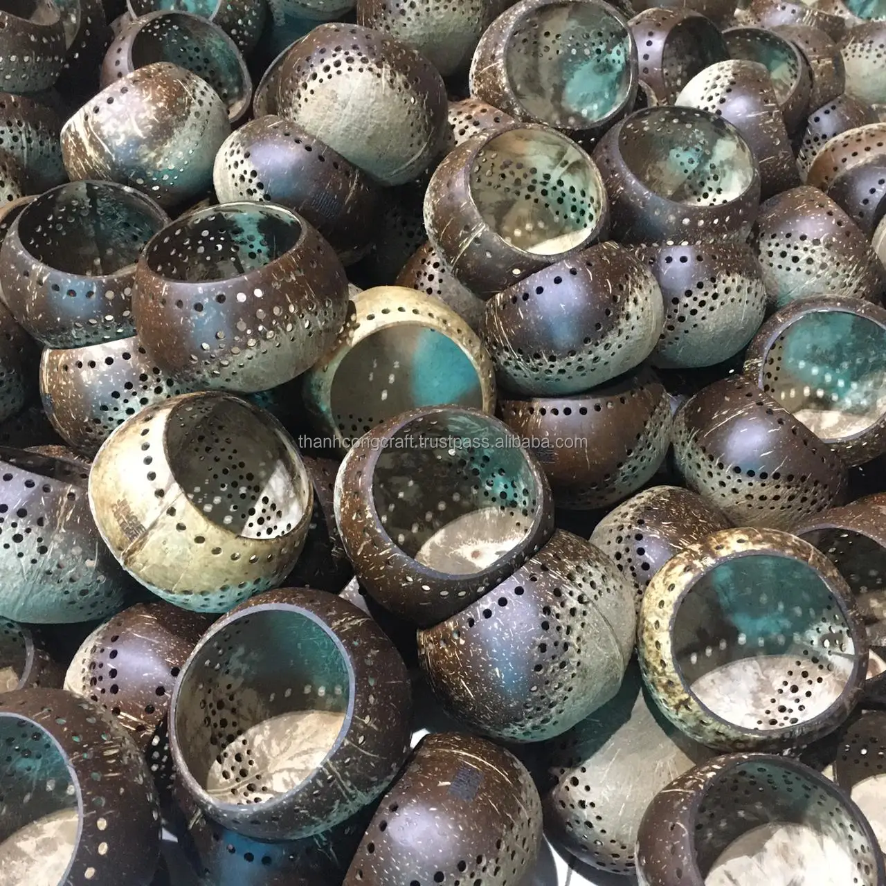 Специальный вьетнамский подсвечник из скорлупы кокоса