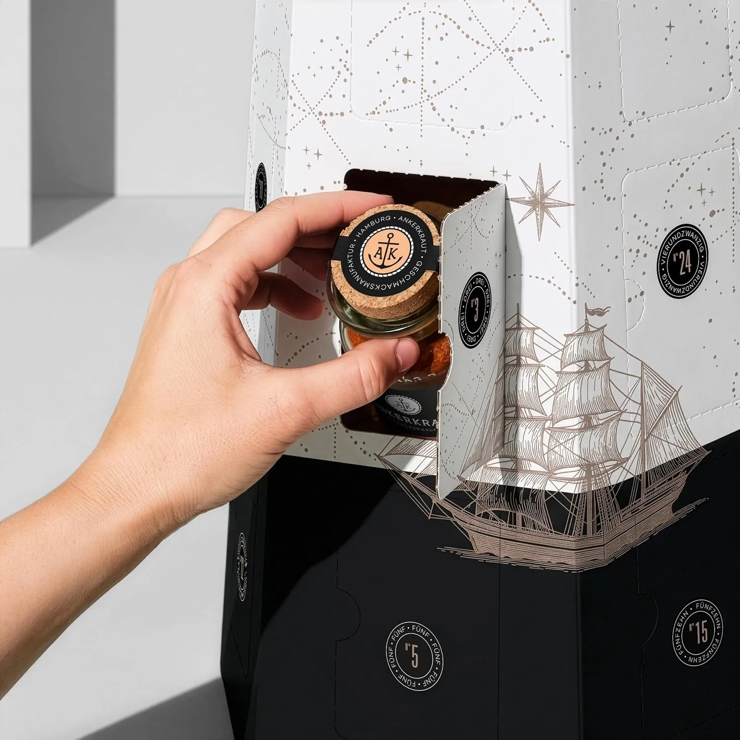 Ankerkraut Adventskalender Tür öffnen mit Gewürzglas