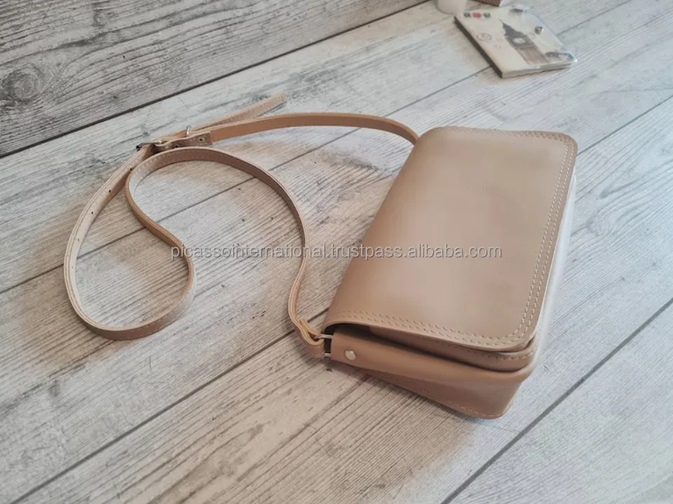 Good Quality Latest Arrival Eye Catching Design Look Cover Closure Type Women's Genuine Leather Handbag for Birthday Gift