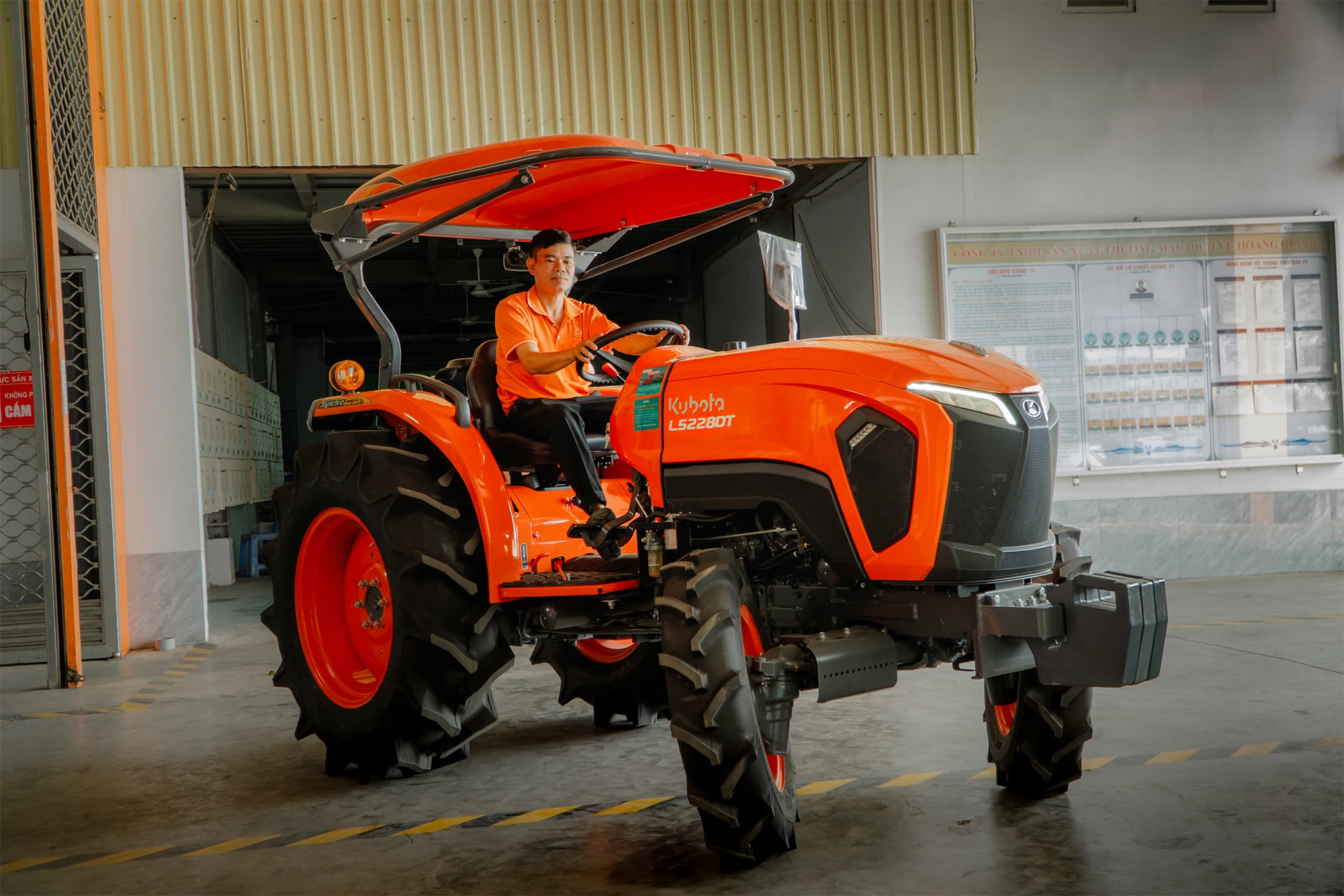 Kubota L5228 52HP 4WD Fuel-Efficient Compact Tractor for