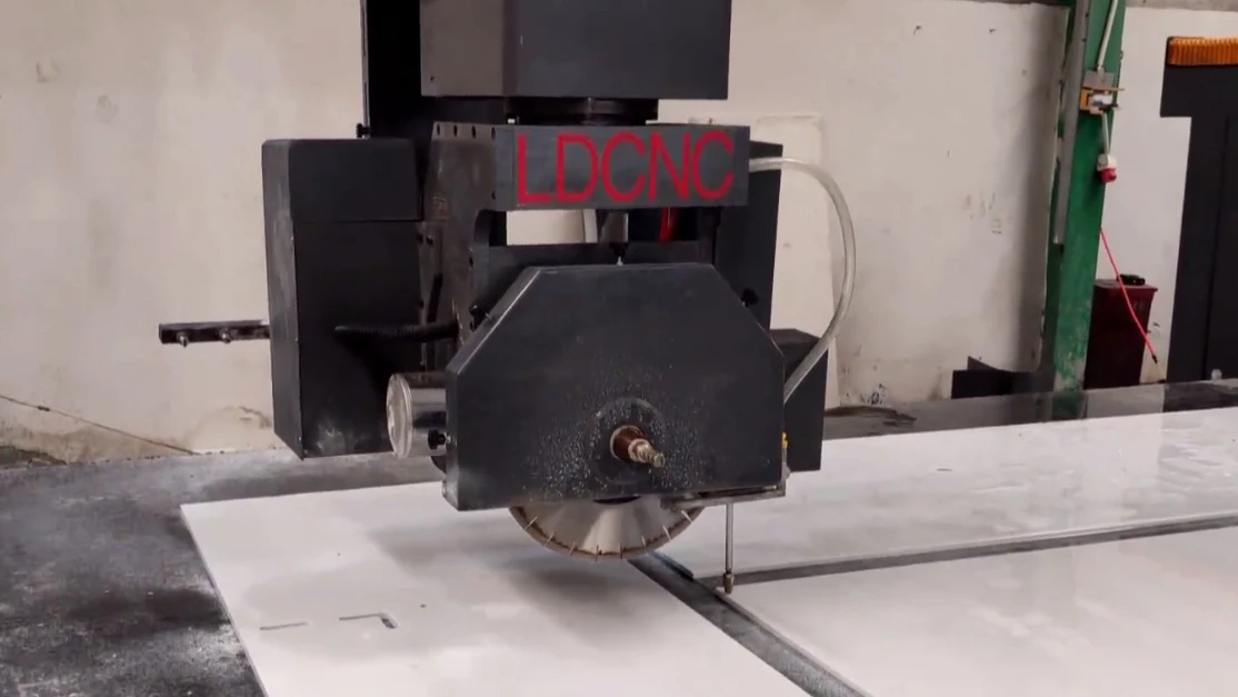 5-осевой станок для резки каменных мостов с ЧПУ LD-Tech может разрезать Горизонтально вертикально скошенный в любом направлении мраморный гранитный сердечник двигателя