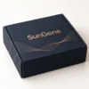 ภายนอกสีกรมท่าเข้ม พร้อมลวดลายเส้นสัญญาณสีทองแดง และตรา SunGene