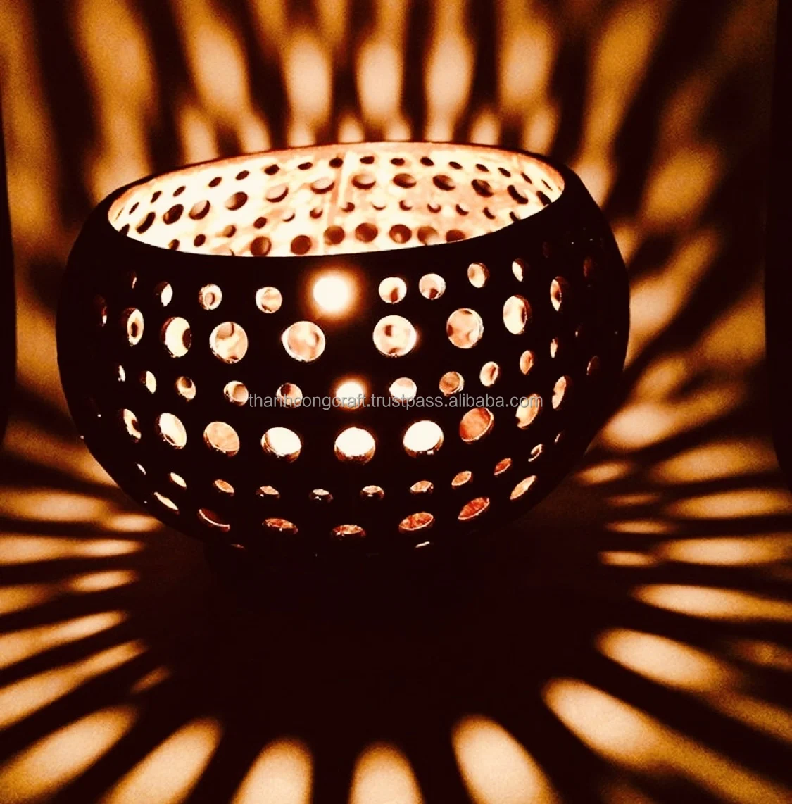 Специальный вьетнамский подсвечник из скорлупы кокоса