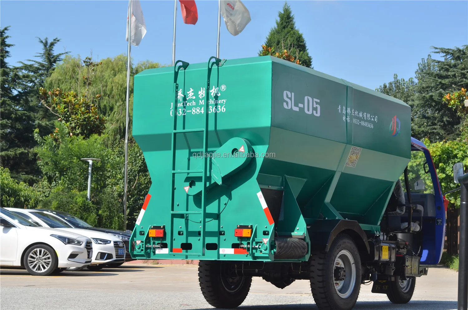 5m3 Automatic Cow Feeder Feed Cart/Trolley New Condition Cattle Feed  Spreader Feed Distributing Tricycle and Car for Sale