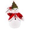 Pupazzo di neve con cappello a forma di albero