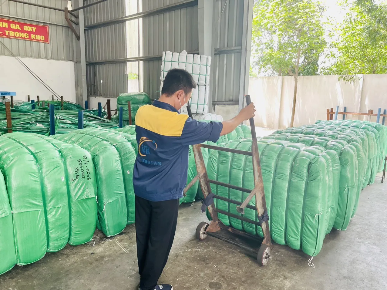 High Quality Recycled Polyester Staple Fiber 7D64mm HCS 15D64mm HCS Abrasion-Resistant Heat-Resistant Hollow Conjugated Fiber