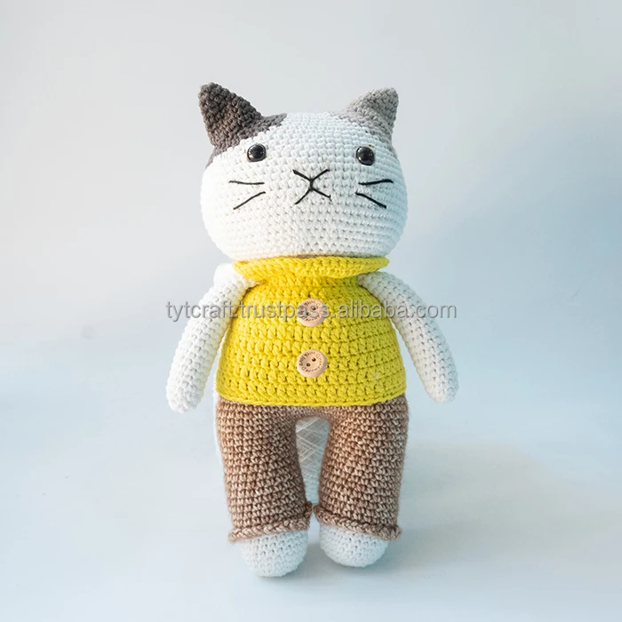 Búp bê đan móc màu vàng với hình mèo ngọt ngào sẽ khiến trẻ nhỏ của bạn rất vui. Đây là đồ chơi trẻ em rất được ưa chuộng và không chỉ là một búp bê đơn giản mà còn là một chú mèo dễ thương đang mọc lên.