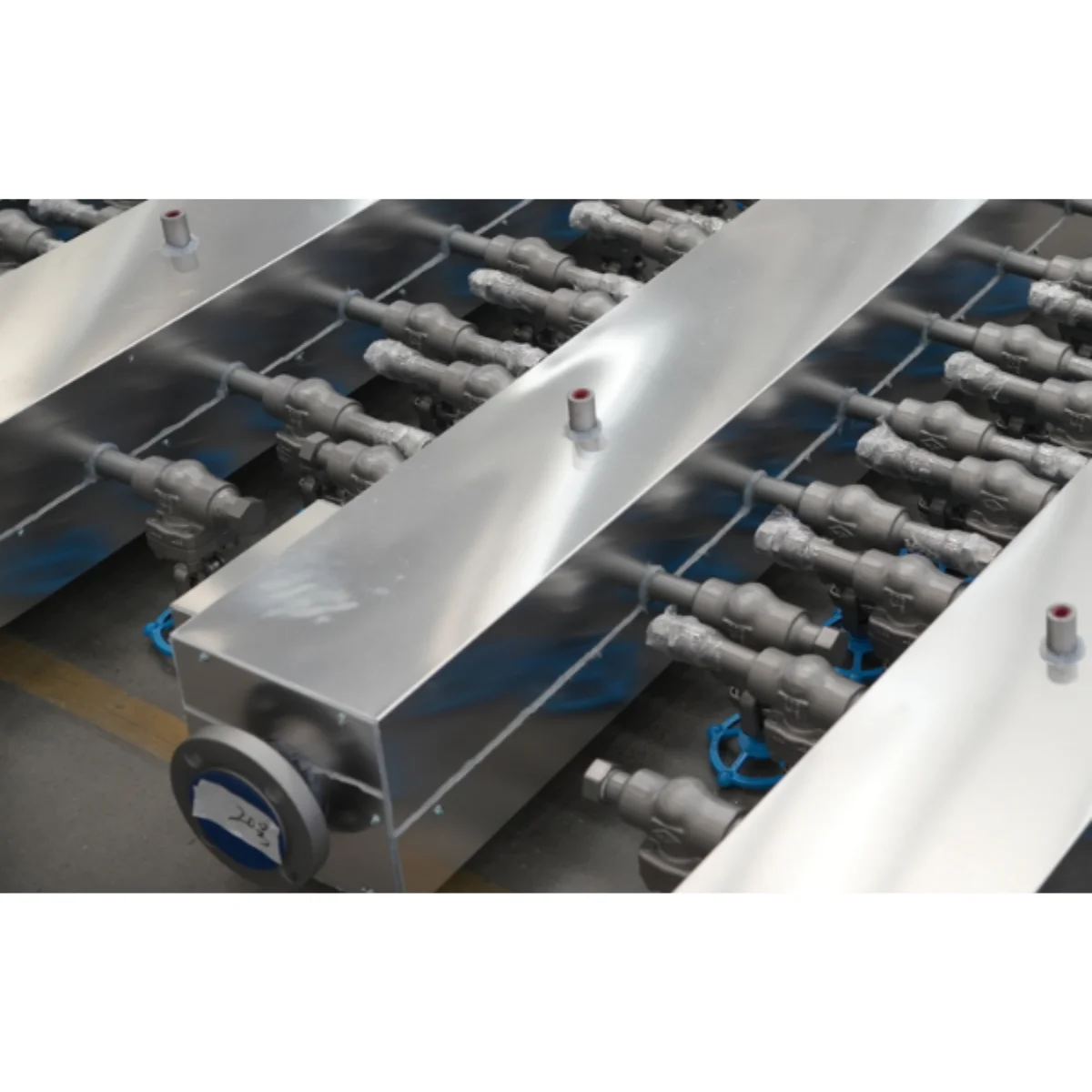 Easy Maintenance Split Heat Tracing Station with Integrated Plunger Valve and Vertical Manifold Design