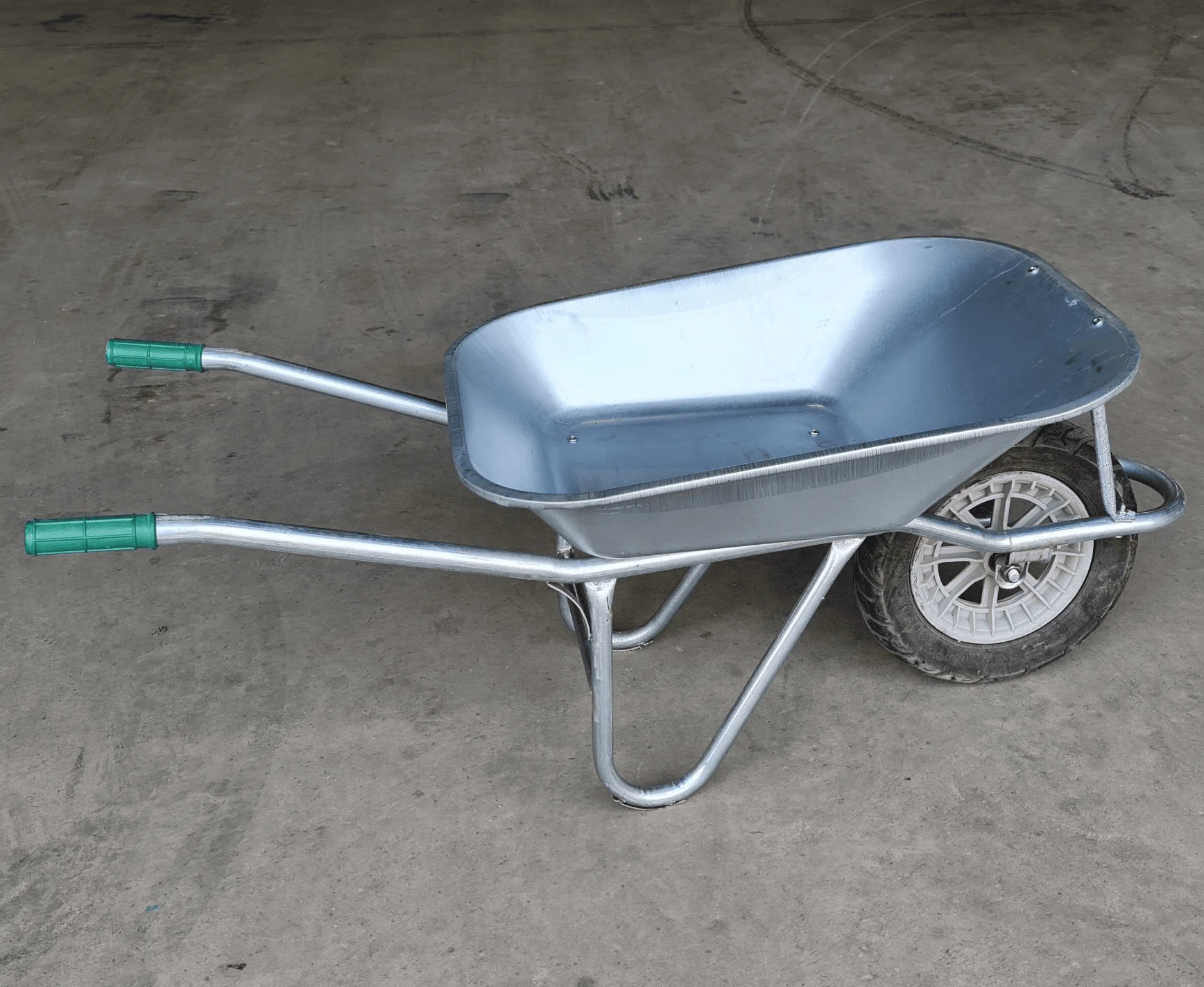 High Quality 50L 70L 90L Wheelbarrows From Vietnam Wb6400 Model with Plastic or Metal Tray for Garden Construction