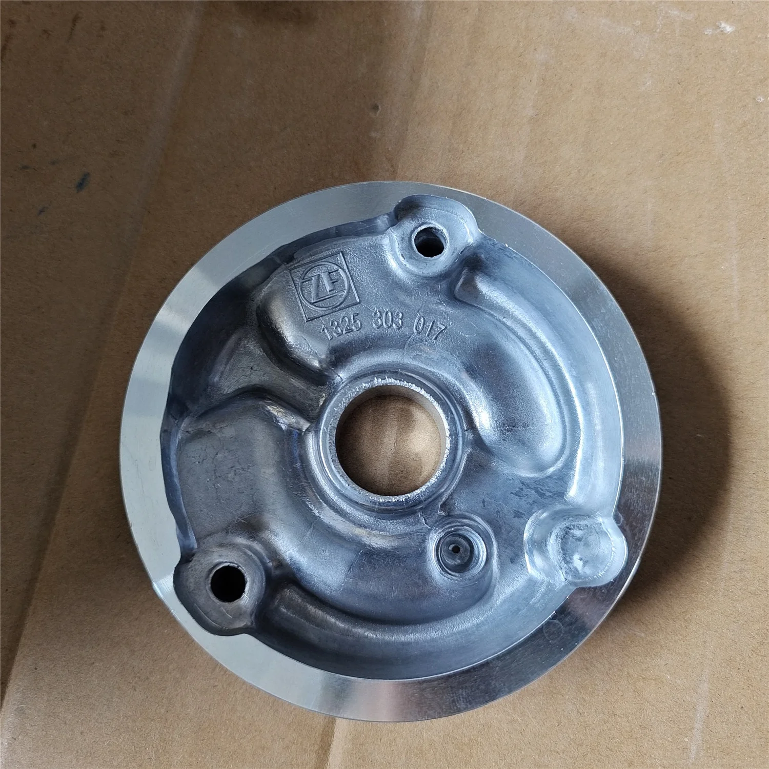 さくぽん Sinotruk Oil Pump Cover 1325303017 - High Quality & Durable