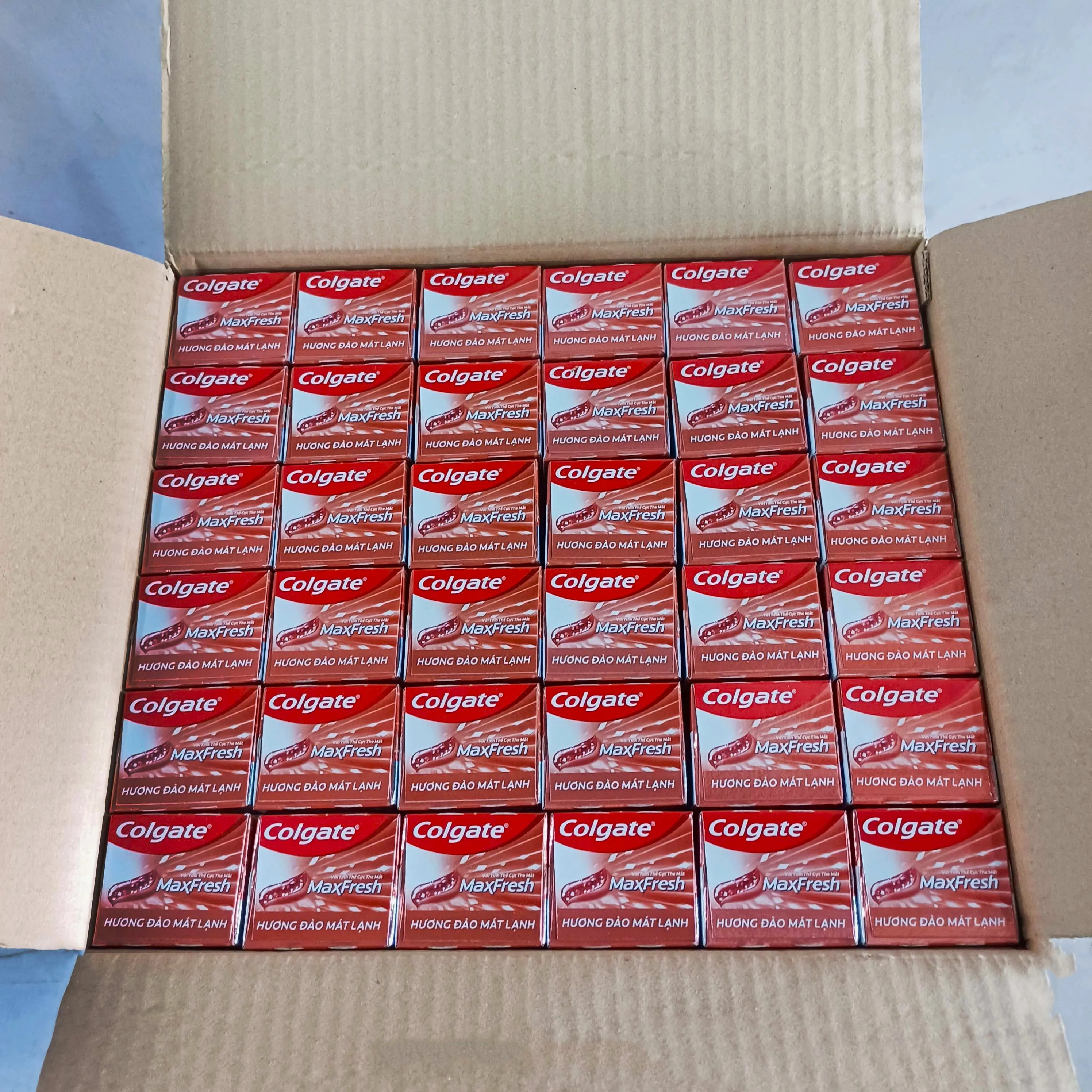 Colgate Toothpaste Maxfresh Peach with Toothbrush 225g X 36 Tubes
