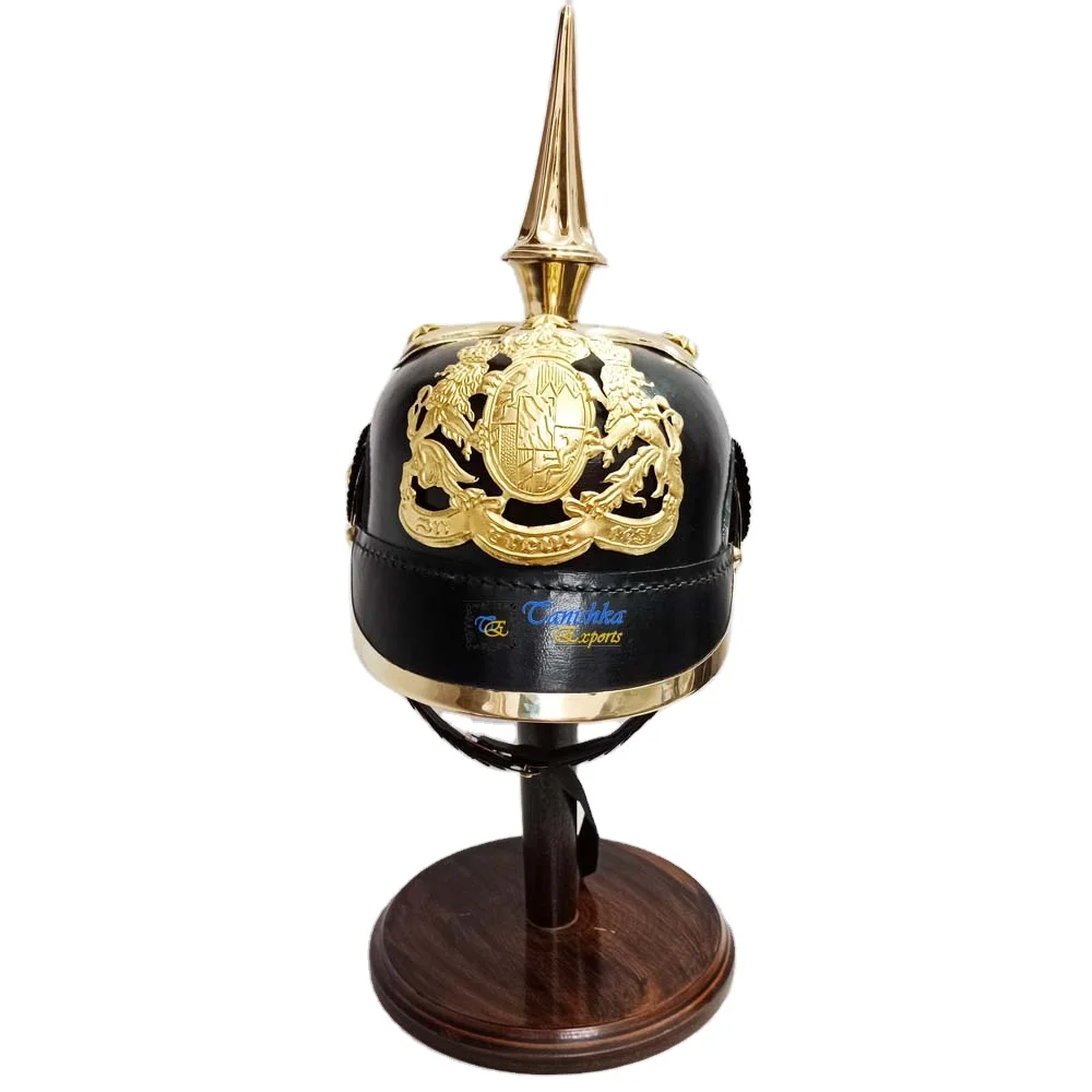 Pruisische helm met pin kleur koper. Bekende helm als symbool Duits