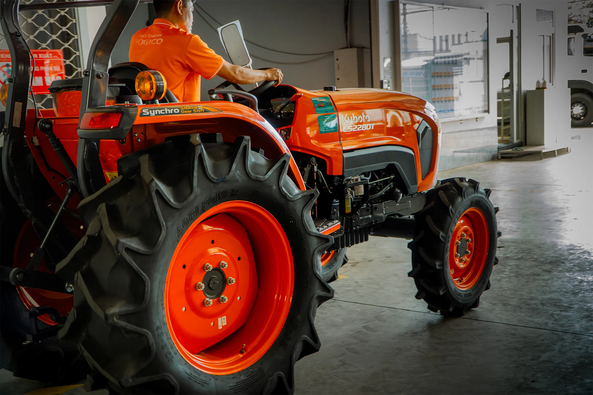 Kubota L5228 52HP 4WD Fuel-Efficient Compact Tractor for