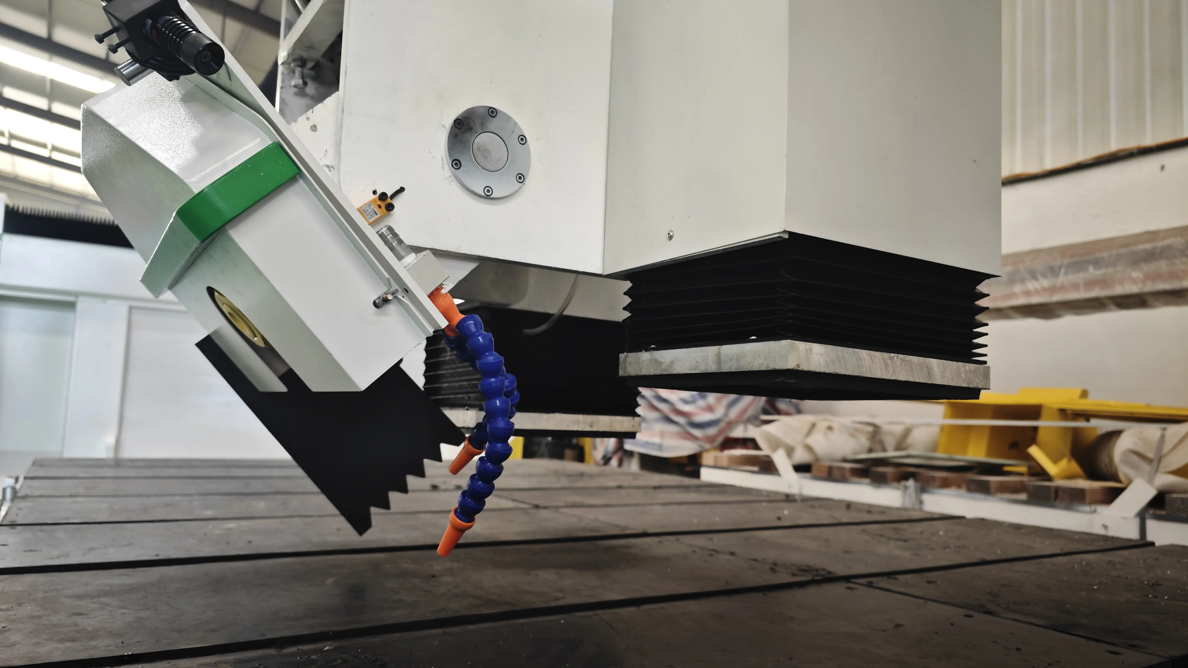 5-осевой станок для резки каменных мостов с ЧПУ LD-Tech может разрезать Горизонтально вертикально скошенный в любом направлении мраморный гранитный сердечник двигателя