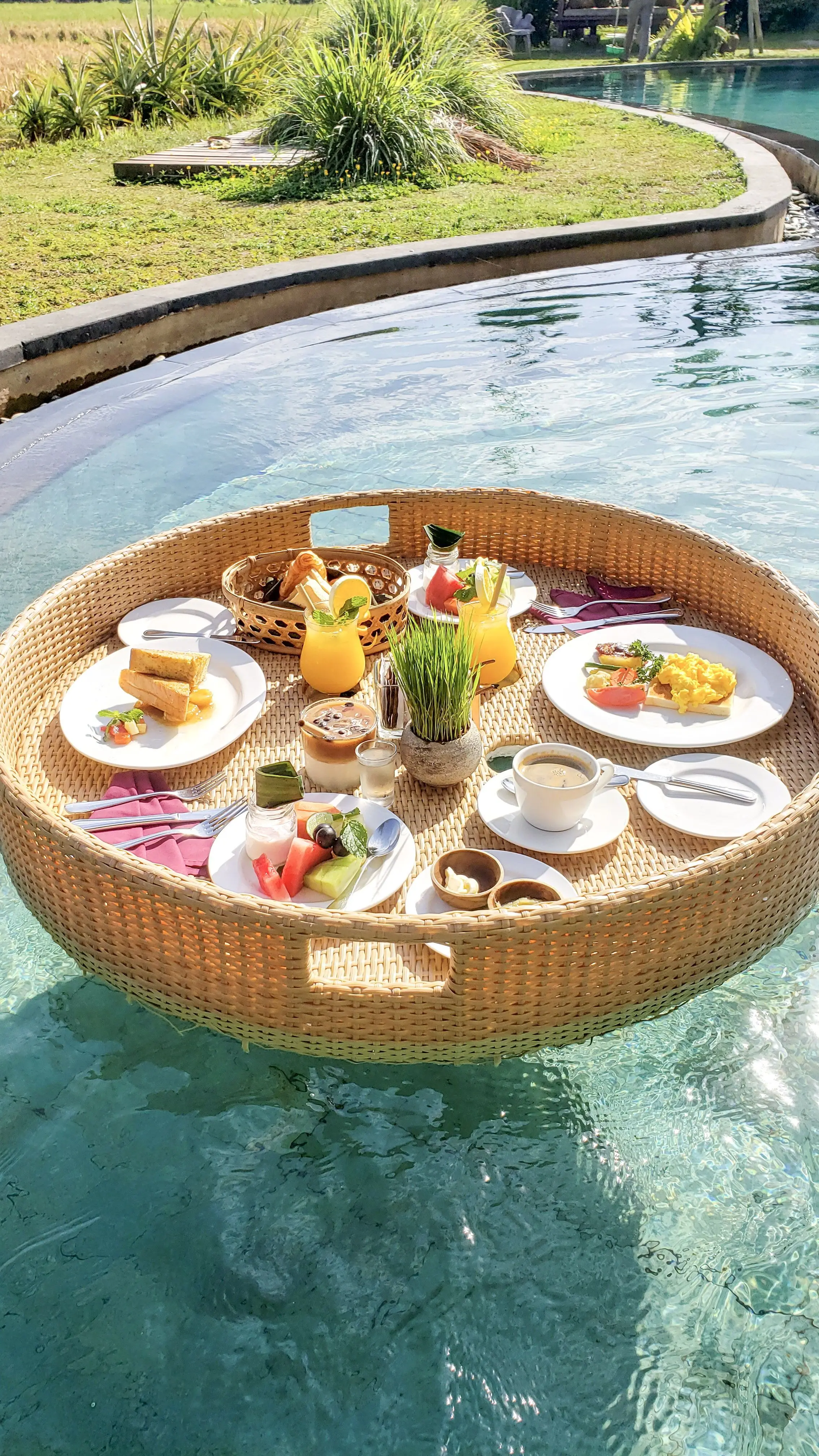 TAHALI Plateau Flottant Piscine Rotin, Flottant Rotin, Piscine Plateaux Flottants dans La Piscine pour Servir des Boissons, Un Brunch Et De La Nourriture sur l'eau,80 * 80 * 20-White