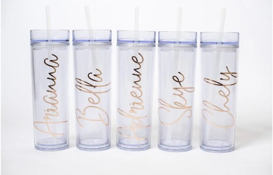 Тонкий стакан с соломенной чашкой