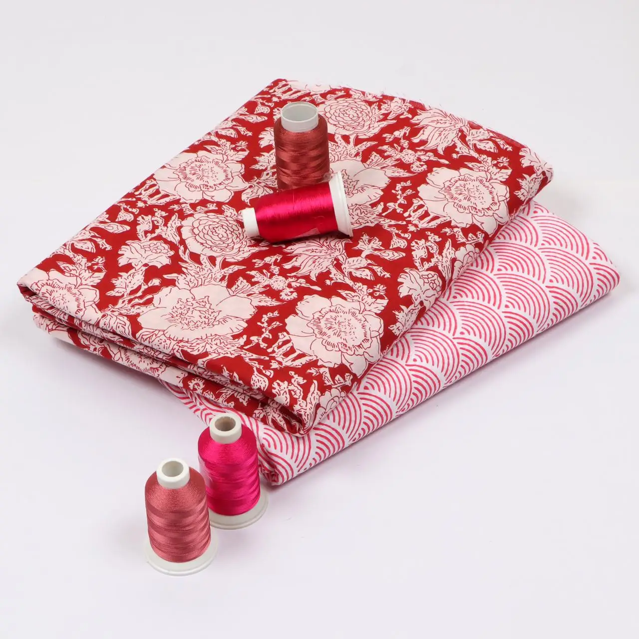 Красный узор в органической хлопковой ткани